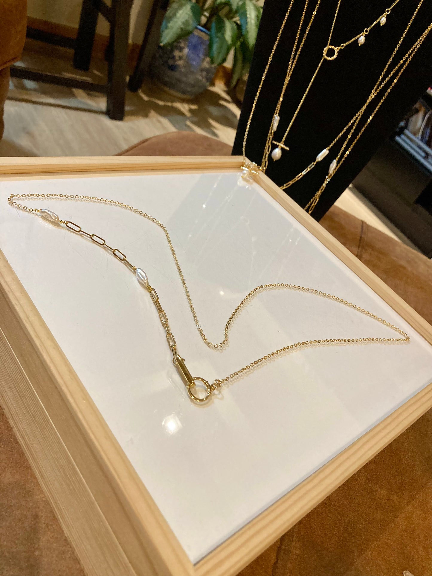 Jenning•Fun Chic Interchangeable 3+ ways to style Freshwater Pearl Choker/Long necklace /Chain belt/ Badge Chain