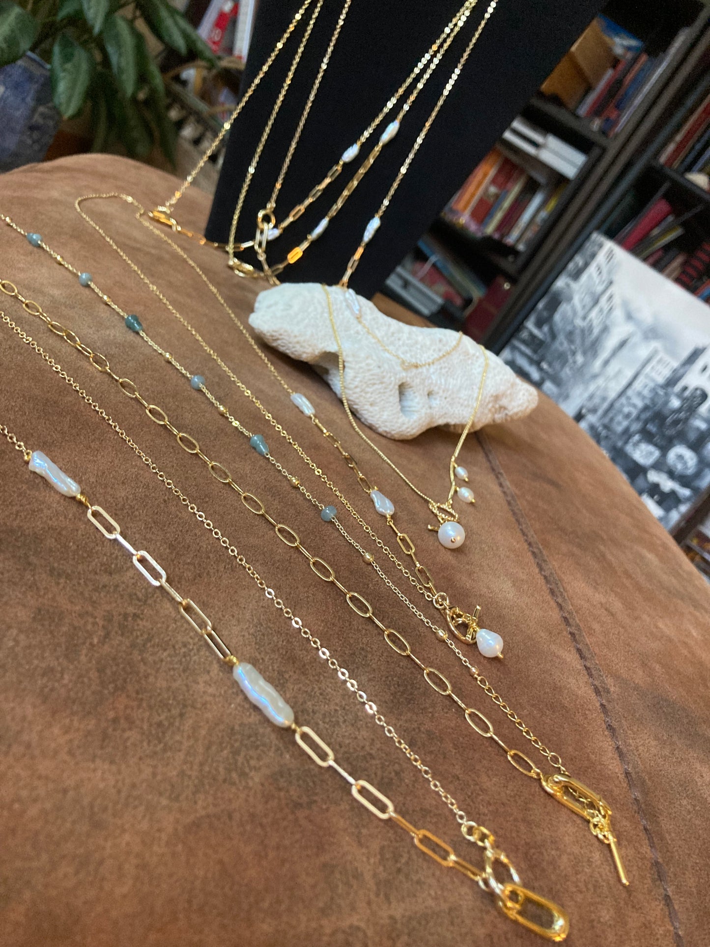 Jenning•Fun Chic Interchangeable 3+ ways to style Freshwater Pearl Choker/Long necklace /Chain belt/ Badge Chain