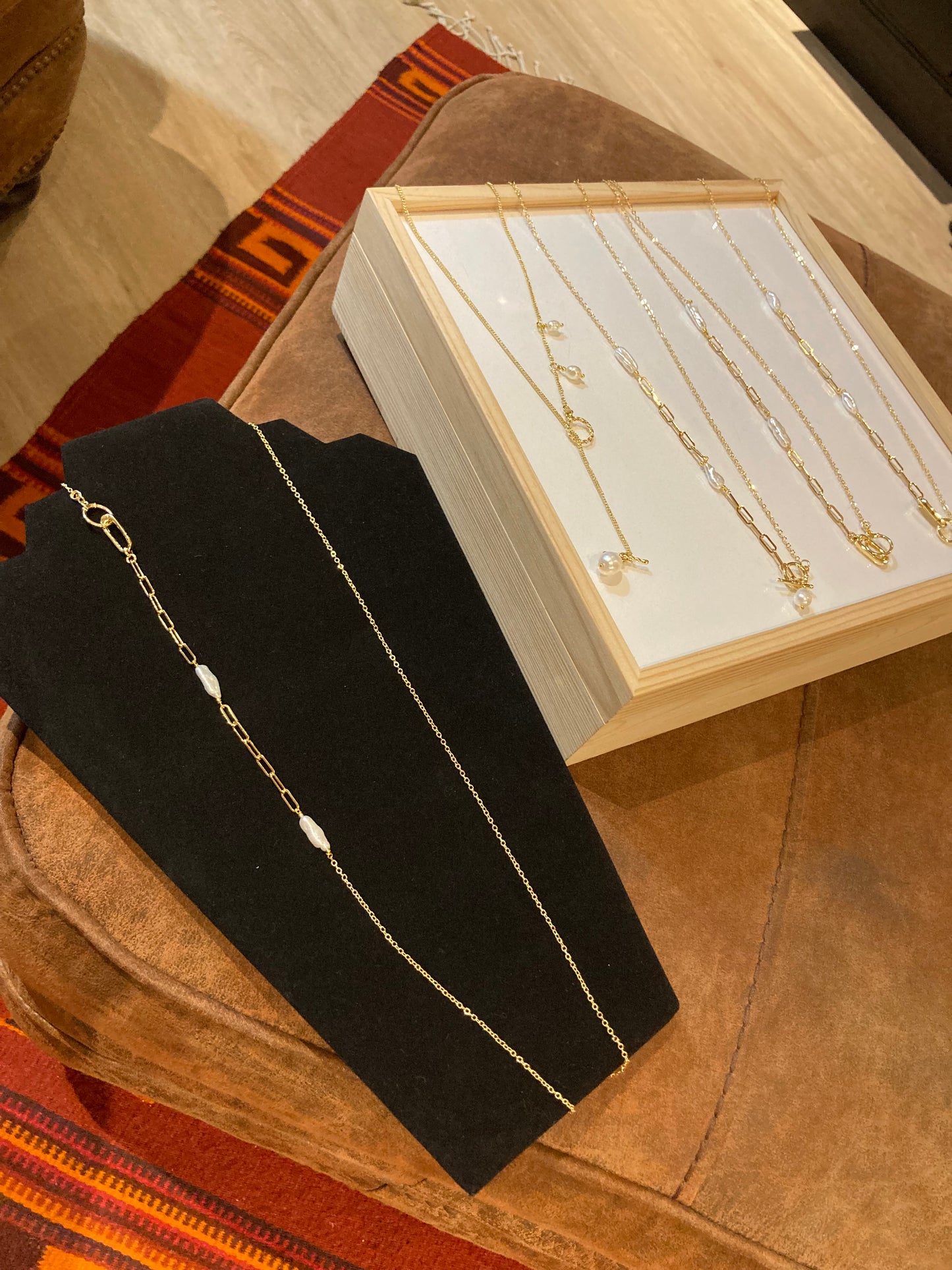 Jenning•Fun Chic Interchangeable 3+ ways to style Freshwater Pearl Choker/Long necklace /Chain belt/ Badge Chain