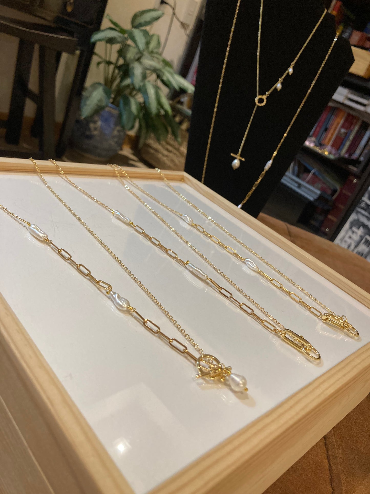 Jenning•Fun Chic Interchangeable 3+ ways to style Freshwater Pearl Choker/Long necklace /Chain belt/ Badge Chain