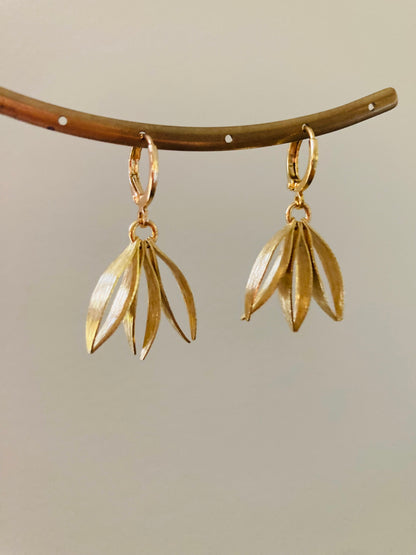 Dangling Golden Leaves Earrings