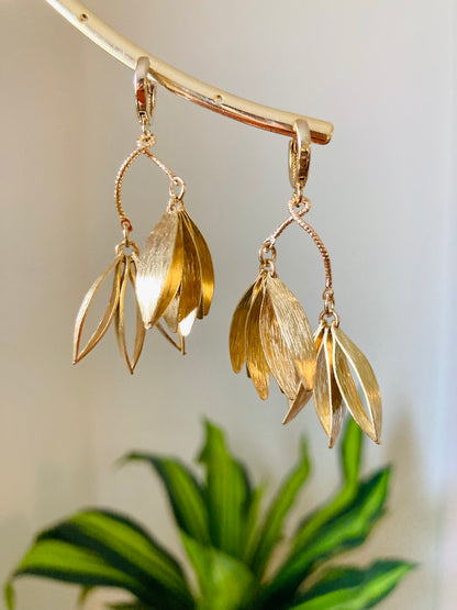 Dangling Golden Leaves Earrings