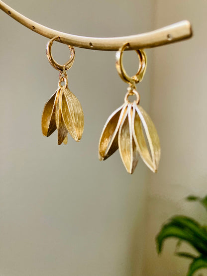 Dangling Golden Leaves Earrings