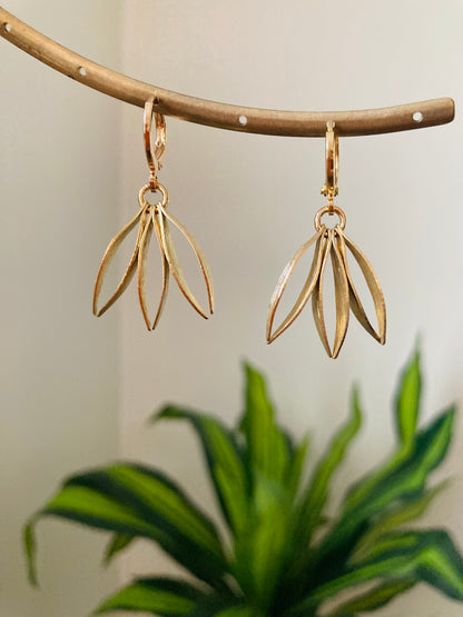 Dangling Golden Leaves Earrings