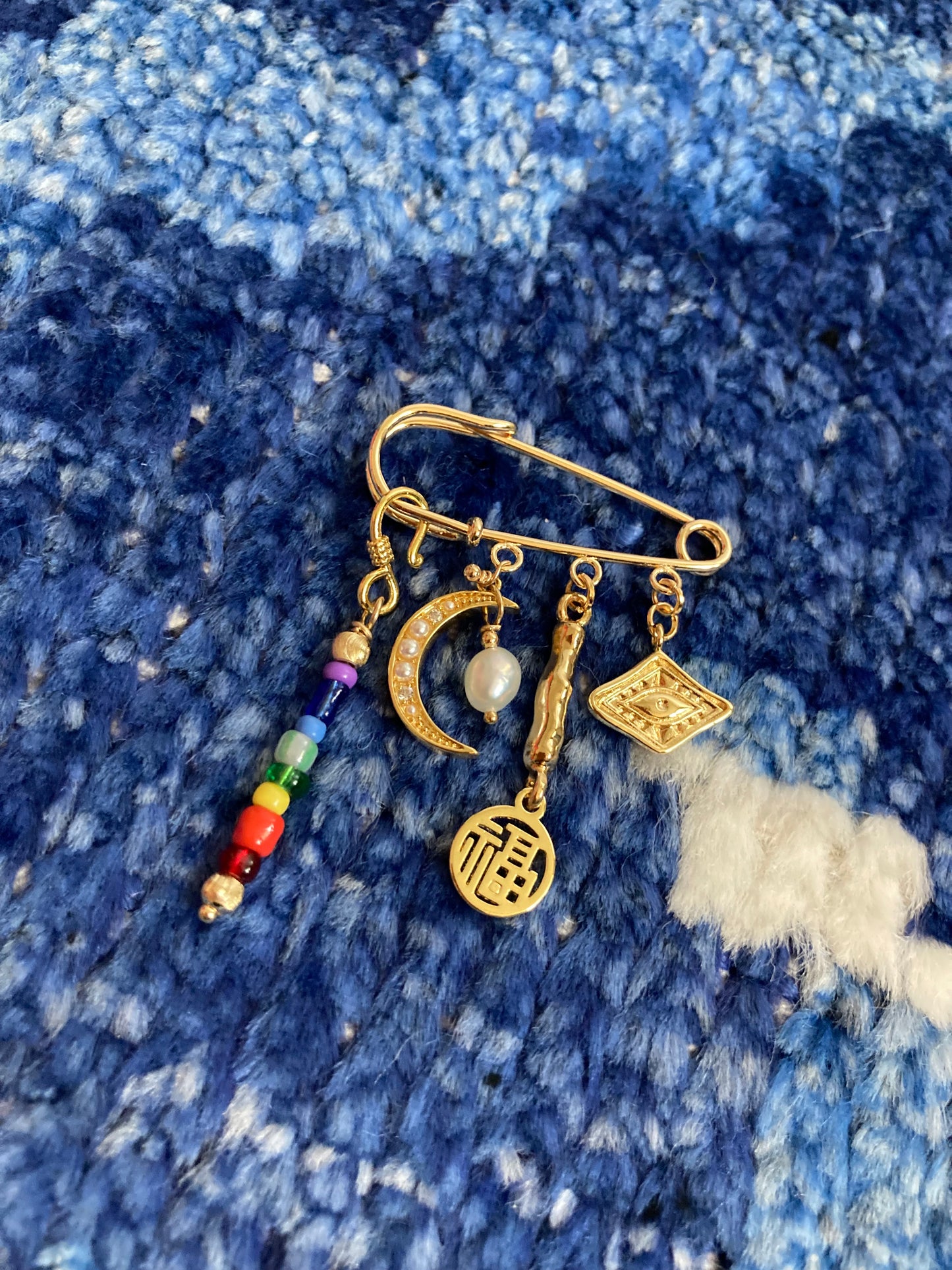 Freshwater Pearl Brooch-
Versatile & Unisex Design