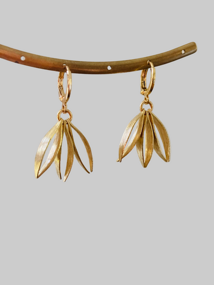 Dangling Golden Leaves Earrings